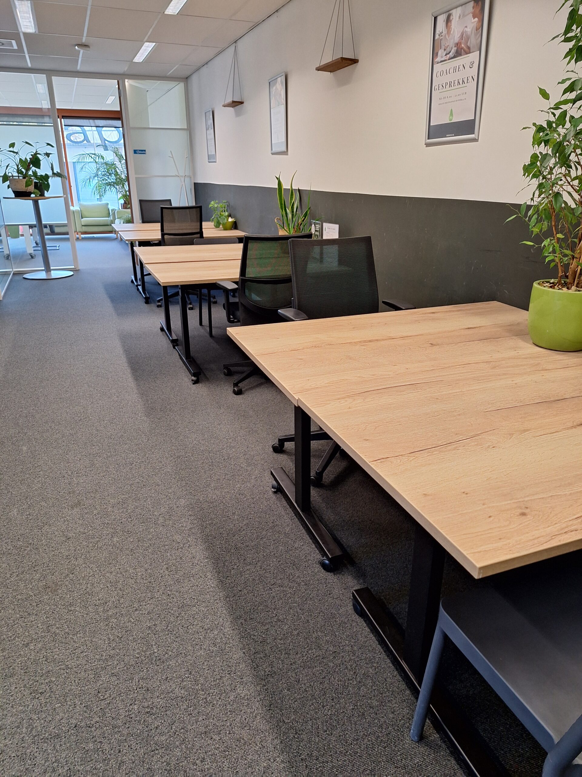 Free workspace bij Peer033, mooie bureau's met goede bureaustoelen andere voorkeur voor stoelen ook mogelijkheid